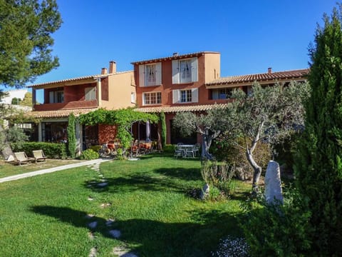 Castillon Des Baux Hotel in Arles