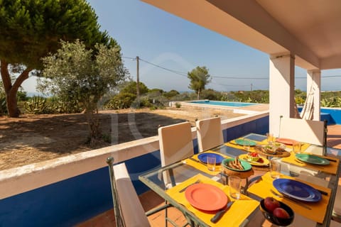 Dining area, Sea view, Swimming pool