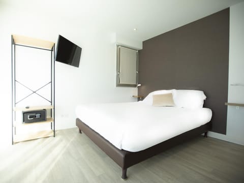 Bed, TV and multimedia, Bedroom