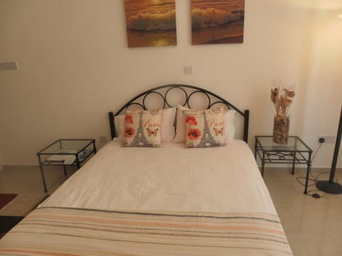 Studio, E104 with double bed, kitchen & shower room, sunny balcony Apartment in Peyia
