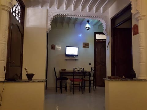 Restaurant/places to eat, TV and multimedia, Seating area