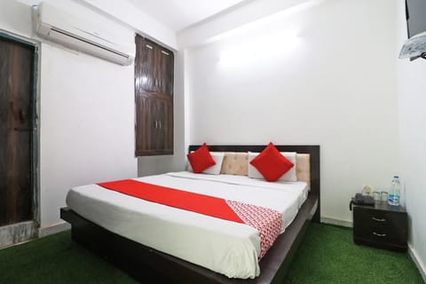 OYO Flagship Star Rooms Hotel in Noida