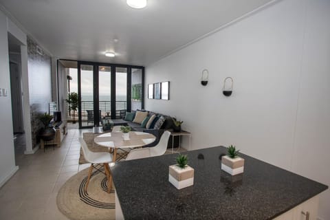 Stay at The Point- Happy Homely Horizons Condo in Durban