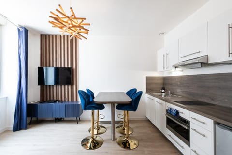 Kitchen or kitchenette, Living room, Dining area, oven, stove