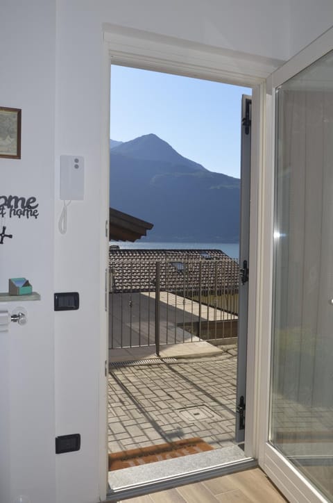 Balcony/Terrace, Lake view, Mountain view