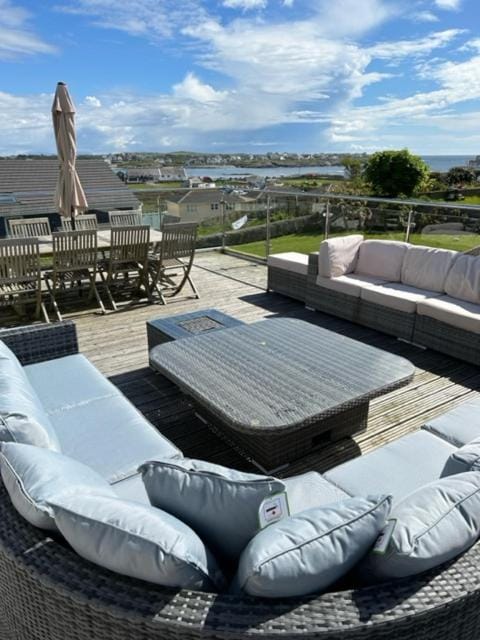 Trearddur Bay - Home with a view and Hot Tub - Sleeps 10 House in Trearddur Bay