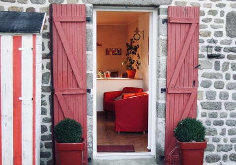 Facade/entrance, View (from property/room)