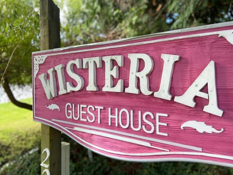 Wisteria Guest House Bed and Breakfast in Salt Spring Island