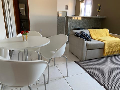 Coffee/tea facilities, Living room, Seating area, Dining area