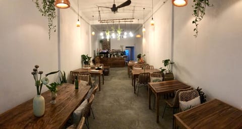 Sacred Lotus - Vegan Café X Hostel Chambre d’hôte in Phnom Penh Province