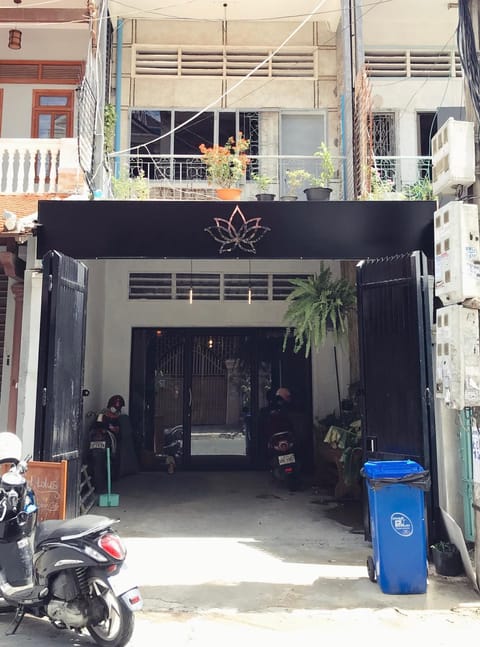 Sacred Lotus - Vegan Café X Hostel Chambre d’hôte in Phnom Penh Province