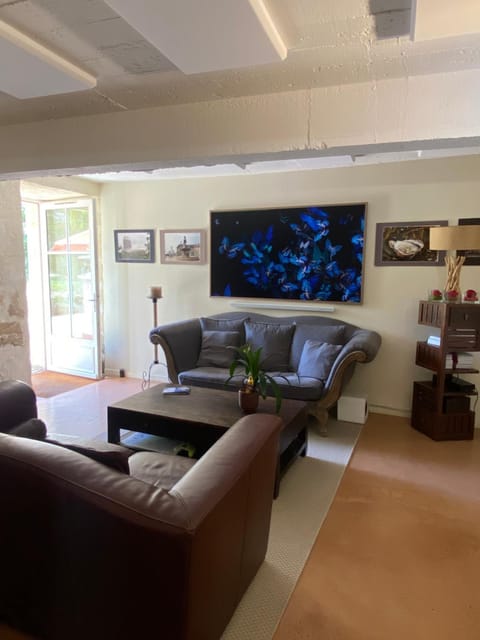 Communal lounge/ TV room