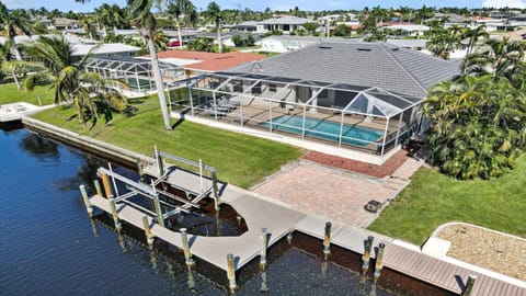 Boaters Dream - Relaxing In The Yacht Club Area Villa in Cape Coral