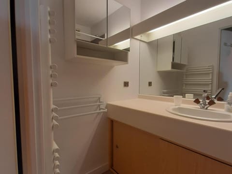 Studio cabine avec balcon, vue montagnes proche centre village - FR-1-515-68 Cabin in Provence-Alpes-Côte d'Azur