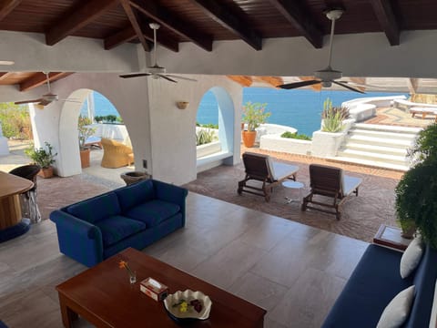 Villa de La Roca Bed and Breakfast in Zihuatanejo