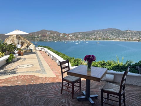 Villa de La Roca Bed and Breakfast in Zihuatanejo