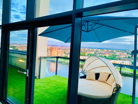 Glasgow City Centre - The PENTHOUSE with RiverViews - (Duplex, 3 Bedrooms, 3 Bathrooms, 2 Living rooms/Kitchen, Private SKY Terrace, 2 Parkings, Top Floor, Huge - 2100 sq ft, SECC HYDRO) Apartment in Glasgow