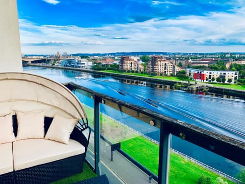 Glasgow City Centre - The PENTHOUSE with RiverViews - (Duplex, 3 Bedrooms, 3 Bathrooms, 2 Living rooms/Kitchen, Private SKY Terrace, 2 Parkings, Top Floor, Huge - 2100 sq ft, SECC HYDRO) Apartment in Glasgow