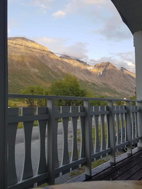 Balcony/Terrace, Mountain view