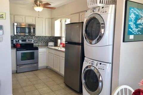 Kitchen or kitchenette, washing machine, dryer