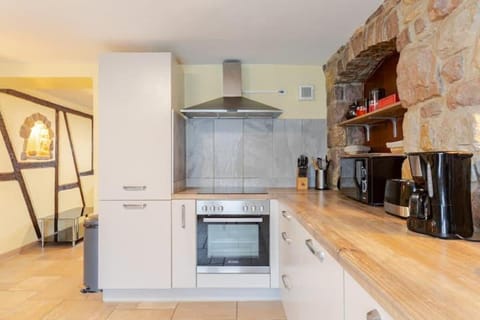 Kitchen or kitchenette, dishwasher, oven, toaster