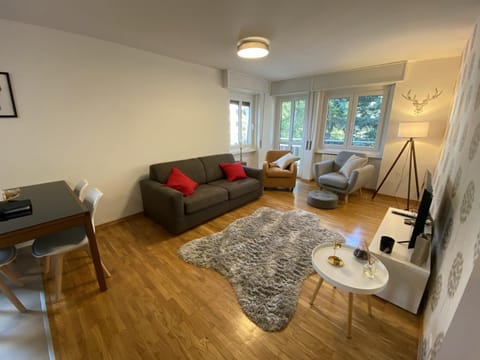 Clotes modern apartment, 50m from slopes - sleeps 6-8, 2 bath - SauzeHoliday Apartamento in Sauze d'Oulx