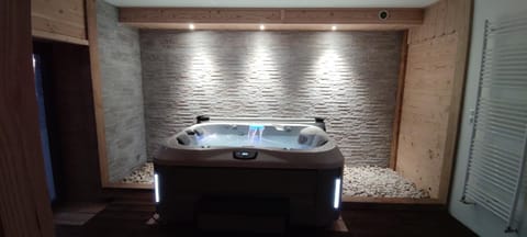 Hot Tub, Spa and wellness centre/facilities