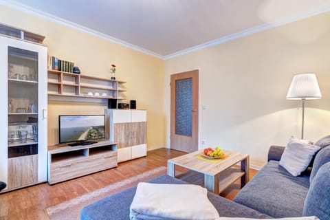 Communal lounge/ TV room, TV and multimedia, Living room, Seating area, Evening entertainment