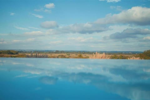 Villa de luxe avec piscine, vue imprenable Chalet in Séné