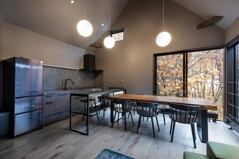 Kitchen or kitchenette, Dining area