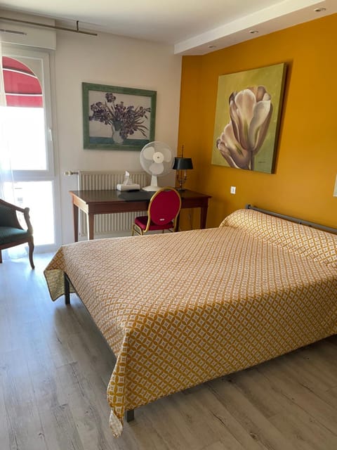Bed, Seating area, Bedroom