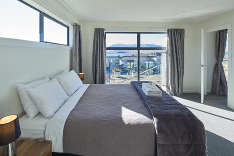 Bedroom, Lake view, Mountain view