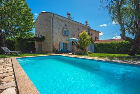 Property building, Garden, Swimming pool