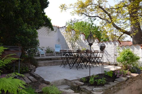 Patio, BBQ facilities, Garden