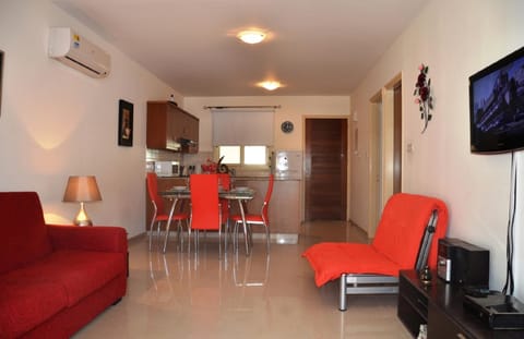 Ground floor one bedroom apartment B2, 3 pools, FREE WIFI Apartment in Peyia
