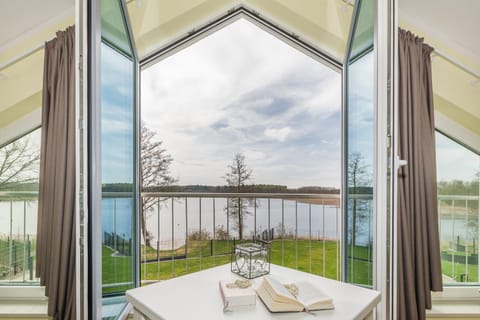 Bedroom, Lake view