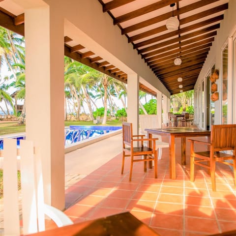 Arhimser Villa-superb 4 bedroom beachfront BB for 8 in Ranna, Tangalle, pool, free pick up for stays of 7 days or more, superb location, fully serviced Country House in Southern Province