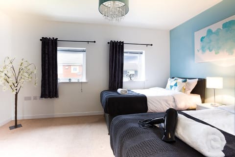 3 Bedroom 3 Bathroom House in Central Milton Keynes with Garden, Free Parking and Smart TV - Contractors, Relocation, Business Travellers Condo in Aylesbury Vale