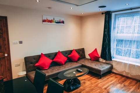 Hotel Quality Stay,2 bed Apartment near the City Centre, 2min Walk from Metro Station Condo in London Borough of Hackney