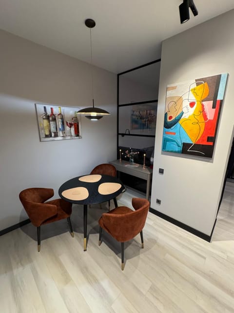 Kitchen or kitchenette, Dining area