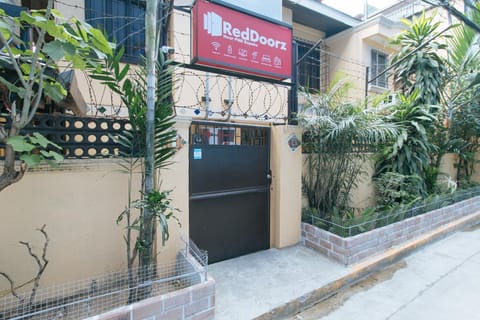 RedDoorz near PNR Espana Station Hotel in Manila City