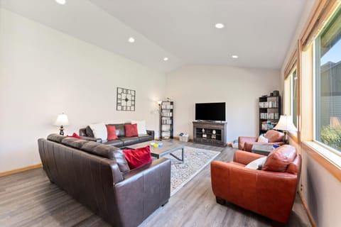 Connect with the Columbia Maison in Lake Entiat
