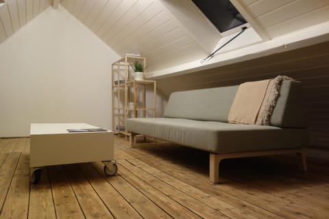 Seating area, bunk bed