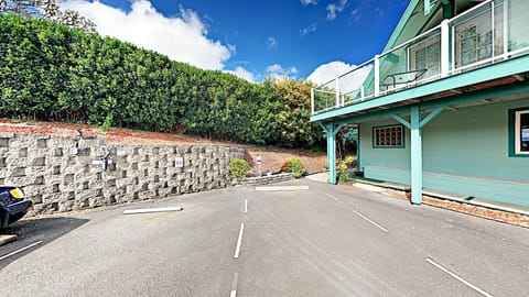 Property building, Facade/entrance, Parking