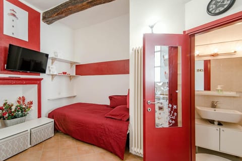 Red Passion Apartment in Cernobbio
