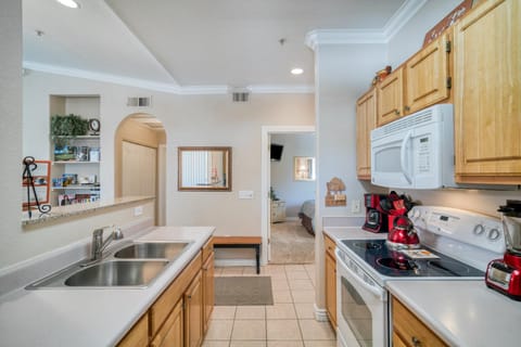 Pristine Top Floor Condo With Access To Clubhouse & Pools House in Phoenix