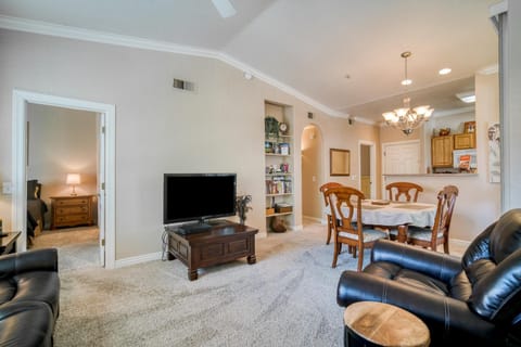 Pristine Top Floor Condo With Access To Clubhouse & Pools House in Phoenix