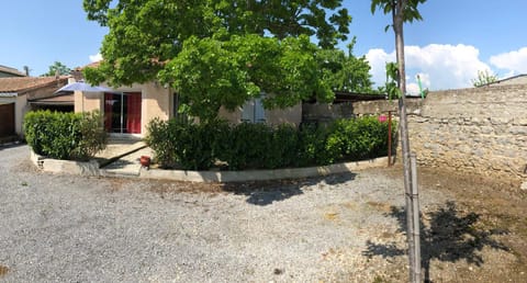 Jolie petite maison en Ardèche du sud Casa in Berrias-et-Casteljau