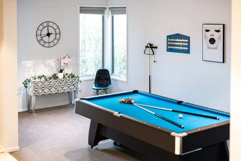 Billiard, Game Room