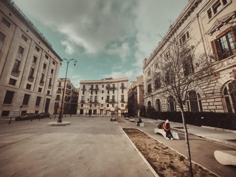 Property building, People, Neighbourhood, Street view, Location, group of guests